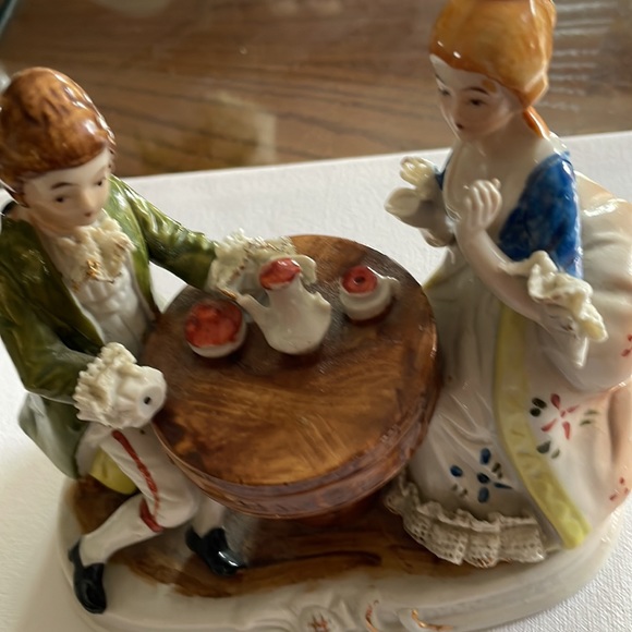 Porcelain statue. - Picture 2 of 6